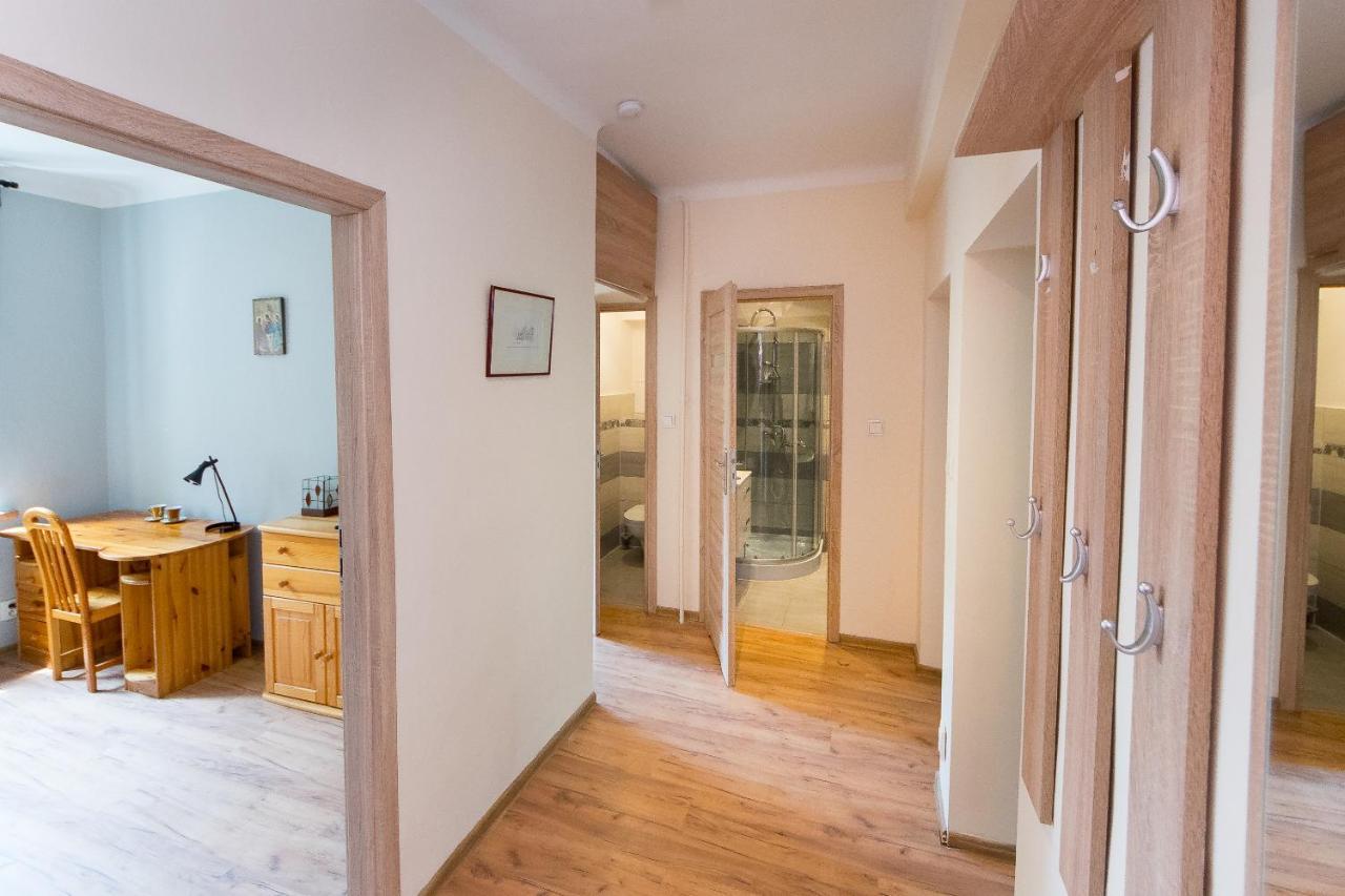 3-Bedroom Flat In City Center P4You Pl クラクフ エクステリア 写真